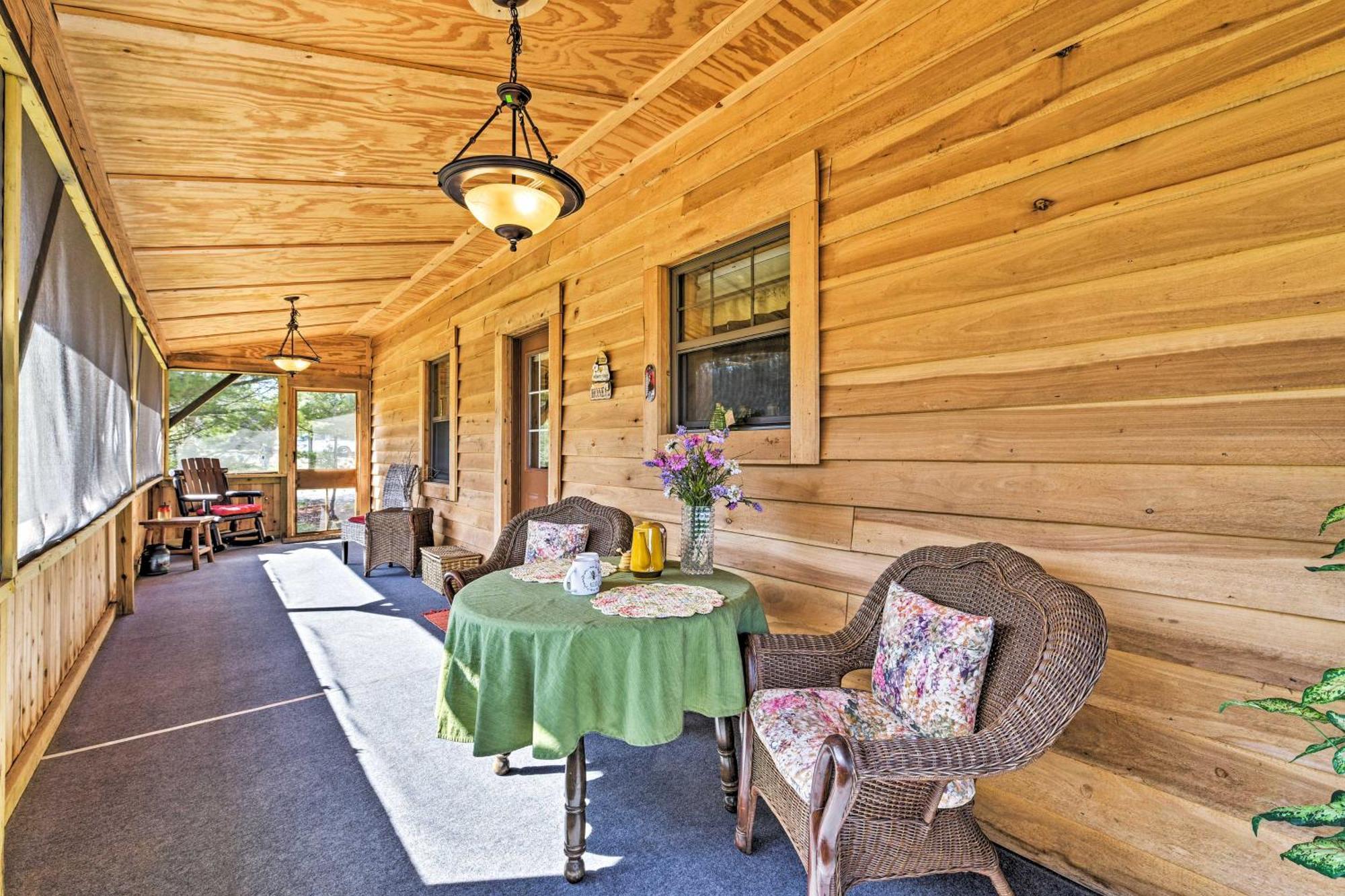 Honey House Cabin - A Quiet Countryside Retreat! Nappanee المظهر الخارجي الصورة